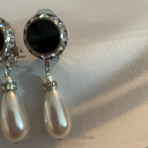 Vintage Clip On Earrings - Picture 8 of 8